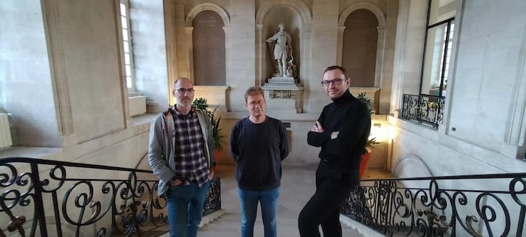 Luis, Frédéric et David dans l’escalier principal de l’hotel de ville de rouen