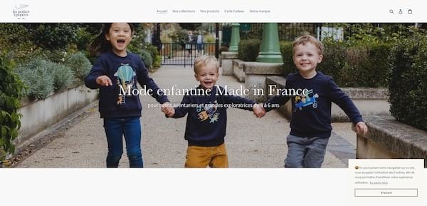 3 enfants qui courts mains dans la mains : Mode enfantine Made in France.