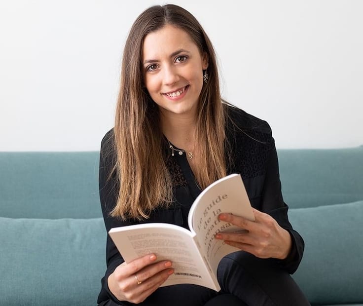 Lucile Quero avec son livre dans les mains