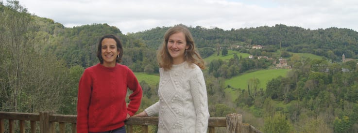 Aurélie et Anne sur une terrasse au milieu d’un bocage.